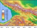 Mapa topograficzna Gruzji, ukazująca góry Kaukazu i wybrzeże Morza Czarnego. Kolory odzwierciedlają wysokość, od zieleni (niskie tereny) po biel (wysokie szczyty). Gruzja kontynent.
