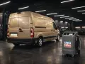 Złoty van w warsztacie obok urządzenia Liqui Moly do wymiany oleju. Idealny do serwisu Master 2.3 ile oleju.