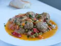 Albondigas a la jardinera, jugosas y sabrosas, con guisantes, zanahoria y pimiento rojo en una salsa dorada.