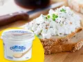 Tostada con queso cottage fresco y hierbas, ideal para recetas saludables. Un envase de queso cottage Hacendado a un lado.