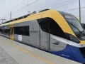 Nowoczesny pociąg Kolei Małopolskich na stacji. Sprawdź rozkład jazdy PKP Kraków-Oświęcim przez Skawinę.