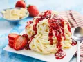 Ein köstliches Spaghetti-Eis-Dessert mit Erdbeersoße und frischen Erdbeeren, bereit zum Genießen.