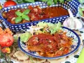 Schab pieczony w sosie pieczarkowym, podany z sałatką. Aromatyczne danie, które zachwyci każdego smakosza.