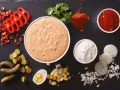 Składniki do sosu tysiąca wysp: majonez, ketchup, papryka, ogórki, jajko, cebula, natka.