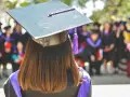 Laurea in fisica, ma il futuro è incerto. Un gruppo di laureati in fisica disoccupati attende il proprio destino dopo la cerimonia.