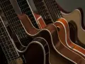 Rzędy gitar, ich szyjki i pudła rezonansowe. Idealne do nauki gry na gitarze, gdzie tabulatura gitarowa oznaczenia pomagają w odczytywaniu nut.