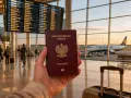 Polska walizka i paszport czekają na lotnisku na podróż. Samolot Ryanair gotowy do startu.