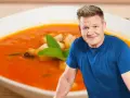 Gordon Ramsay z talerzem zupy pomidorowej. Zastanawiasz się, jakie przyprawy do zupy pomidorowej? Bazylia i grzanki dodają smaku.