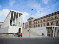 Nowoczesna architektura James-Simon-Galerie obok klasycznego budynku, który jest częścią Muzeum Pergamońskiego.