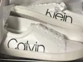 Stylowe, białe calvin klein sneakersy damskie z dużym logo. Idealne do codziennych stylizacji.
