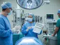 Zespół medyczny na bloku operacyjnym omawia checklistę bezpieczeństwa. Dodatek za pracę na bloku operacyjnym jest kluczowy dla bezpieczeństwa pacjenta.