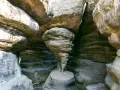 Niezwykłe formacje skalne w Górach Stołowych, idealne miejsce na piesze wędrówki i **camping góry stołowe**.