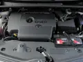 Silnik D-4D w Toyocie Corolla Verso. Widoczny akumulator i elementy układu dolotowego.