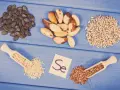 Graines de citrouille, noix du Brésil, graines de tournesol, riz, sarrasin et la carte "Se" symbolisant le sélénium. Découvrez les sélénium bienfaits !