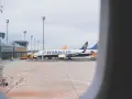Samoloty Ryanair na płycie lotniska. Zastanawiasz się, ile alkoholu można przewieźć samolotem Ryanair?