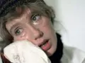 Twarz Krystyny Jandy, łzy spływają po policzkach, chusteczka przy ustach. Mają Komorowska w dramatycznej scenie.