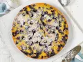 Ein köstlicher glutenfreier Kuchen mit Blaubeeren und Puderzucker bestreut, bereit zum Genießen.