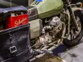 Czerwona puszka oleju Silkolene Classic w sakwie motocykla. Idealny olej 10w50 zastosowanie dla klasyków.