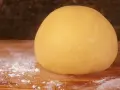 Impasto giallo dorato, pronto per diventare la base perfetta per una deliziosa pasta frolla per pastiera.
