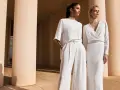 Eleganza senza tempo: come vestirsi ad un matrimonio a 50 anni con pantaloni palazzo e abito longuette in bianco.