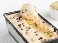 Cremiges Cookie Dough Eis mit Schokoladenstückchen in einer rechteckigen Form.
