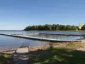 Bryggor vid Hampetorp camping. Solig dag med klarblå himmel över sjön.