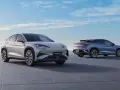 Dwa samochody elektryczne BYD Sealion 7 na tle błękitnego nieba i morza.