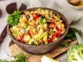 Frischer Brokkolisalat mit Paprika, Kichererbsen und Kernen, zubereitet im Thermomix.