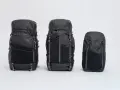 Trois sacs à dos noirs de tailles différentes, parfaits pour toutes vos aventures. Le plus grand est idéal pour les longs voyages, le moyen pour les excursions d'une journée, et le plus petit pour les sorties rapides.