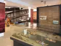 W muzeum Wisły zobaczysz modele łodzi i wystawy o historii transportu rzecznego.
