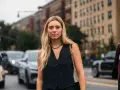 Donna con panciotto gessato, un accessorio che aggiunge un tocco di stile e raffinatezza. Il suo significato è eleganza e audacia.