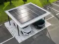 Nowoczesna wiata na samochód z panelami fotowoltaicznymi, chroniąca białe i czarne auto.