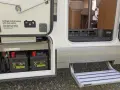 Två batterier i en Fiat Ducato, redo för att byta bodelsbatteri. En utdragbar trappa syns också.