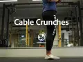 Person utför cable crunches i ett gym.