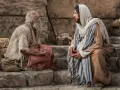 Jesus Christus im Gespräch mit einem älteren Mann auf Steinstufen.
