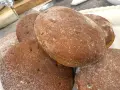 En hög med nybakade rågkakor, perfekta för ett enkelt rågkaka recept. Strödda med lite mjöl.
