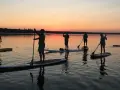 Sonnenuntergang über Berlin: Eine Gruppe genießt Wassersport auf Stand-Up-Paddle-Boards.