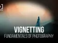 Une femme en robe bleue marche dans un paysage brumeux, le texte "Vignetting" et "Fundamentals of Photography" est superposé.