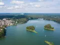 Malownicze jeziora w Polsce na wakacje: zielone wyspy, żaglówki i urokliwe miasteczko nad wodą. Idealne miejsce na wypoczynek.