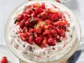 Ein köstliches Pavlova Rezept mit frischen Erdbeeren und Schokostreuseln.