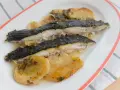 Rodaballo al horno con patatas y cebolla, un plato jugoso y lleno de sabor.