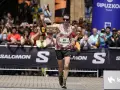Kilian Jornet cruza la meta en Zegama, saludando a la multitud.