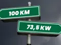 Zielone tablice drogowe: jedna z napisem "100 KM", druga "73,5 KW". Wybór między mocą a zasięgiem, jak w skrócie konie mechaniczne.