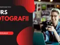 Uśmiechnięta dziewczyna z aparatem, kurs fotografii dla początkujących. Dowiedz się, iso co to jest i jak robić świetne zdjęcia.