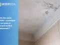 Plafond taché et moisi, signe de dégât des eaux. Le coût au m2 pour réparer ces dommages est une préoccupation majeure.