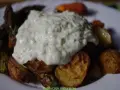 Pieczone ziemniaki i szparagi z kremowym sosem tzatziki. Pyszne i zdrowe danie.