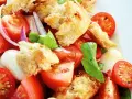 Ein frischer Brotsalat mit Tomaten, Mozzarella und Basilikum. Dieses Brotsalat Rezept ist perfekt für den Sommer.