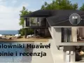 Nowoczesny dom z panelami słonecznymi na dachu i basenem. Falowniki Huawei 6kW zapewniają energię.