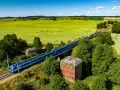Pociąg mknie przez zielone pola, mijając stare forty. Idealny sposób, by dowiedzieć się, gdzie na Mazury pociągiem.