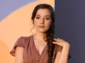Sanah w The Voice of Poland przesłuchania. Młoda artystka w różowej sukience z warkoczem.